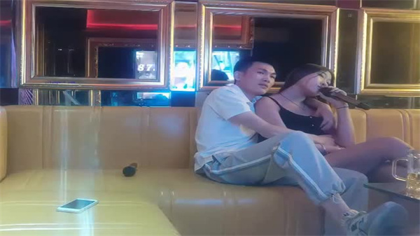 探花KTV激战极品骚货，包厢内狂野内射淫荡辣妹，巨乳晃动求猛插